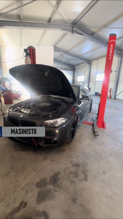 BMW pe elevator, cu capota deschisă