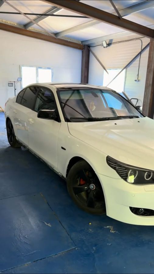 BMW proaspăt vopsit, în cabină